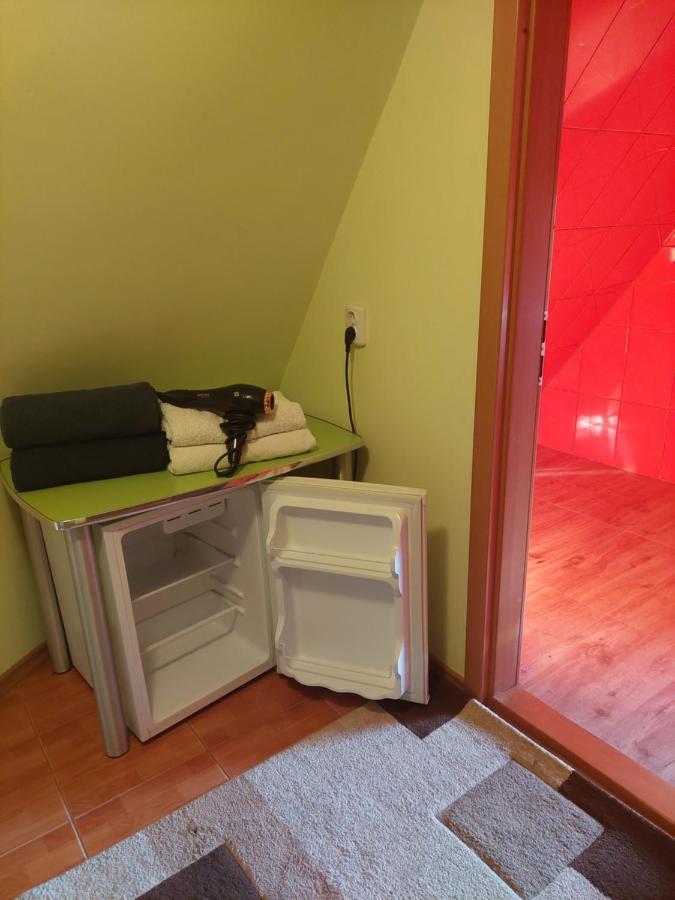 Cabana Cu Teren De Tenis -- Etaj Banita 외부 사진